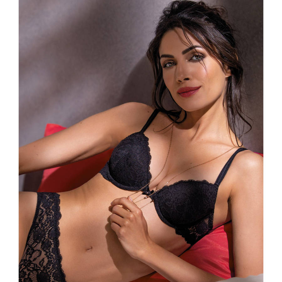 Ragazza in intimo color nero in pizzo